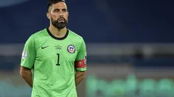 Eduardo Berizzo no consideraría a Claudio Bravo en miras al próximo Mundial