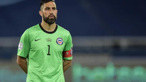 Eduardo Berizzo no consideraría a Claudio Bravo en miras al próximo Mundial