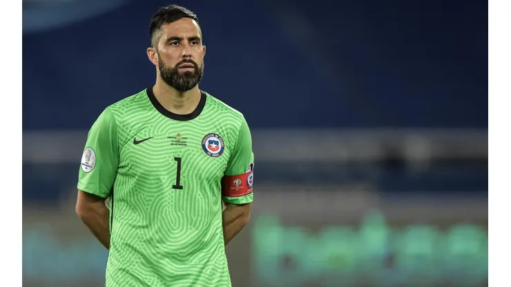 Eduardo Berizzo no consideraría a Claudio Bravo en miras al próximo Mundial