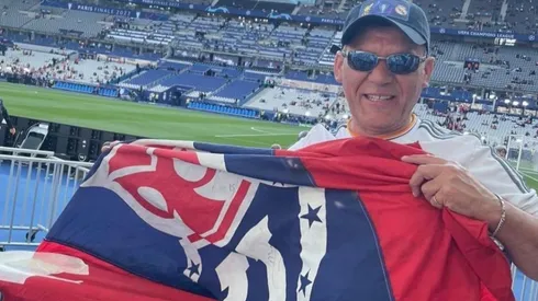 El fanático azul es uno de los tantos chilenos que llegó hasta París.