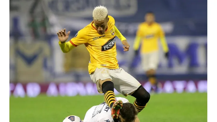 El presidente del Barcelona salió al paso por la lluvia de críticas que le caen a Byron Castillo.
