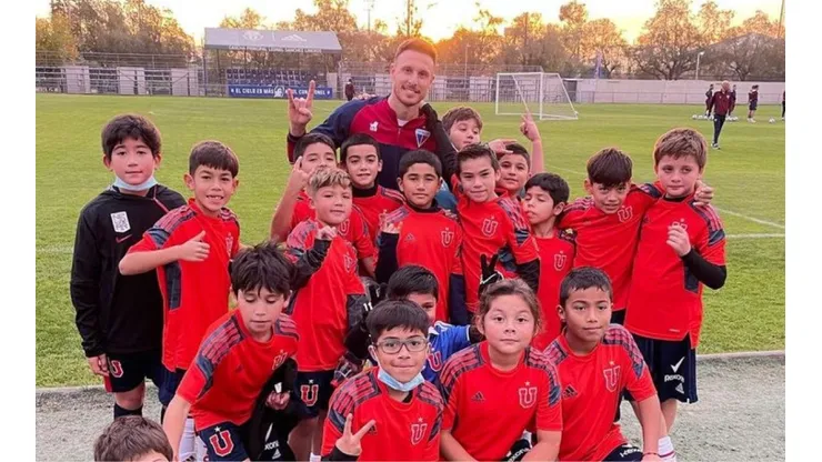 Ángelo Henríquez fue bien recibido por los canteranos de la U