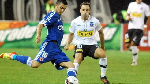 Morales vistiendo la camiseta de la U enfrentando a Colo Colo.