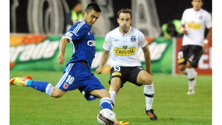 Morales vistiendo la camiseta de la U enfrentando a Colo Colo.
