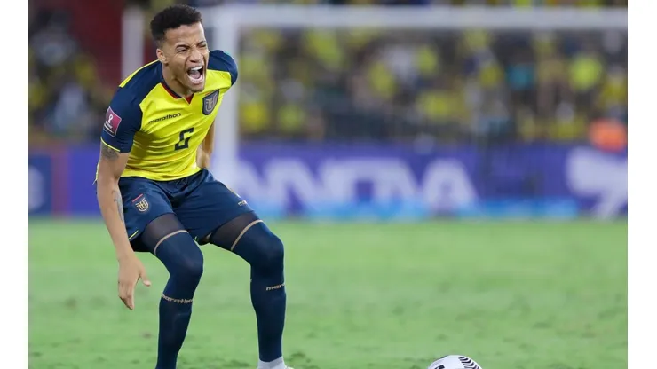 El pobre Byron Castillo sufre dentro y fuera de la cancha.