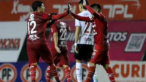 Ñublense vence a Curicó y es líder del torneo