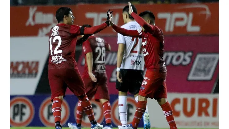 Ñublense vence a Curicó y es líder del torneo