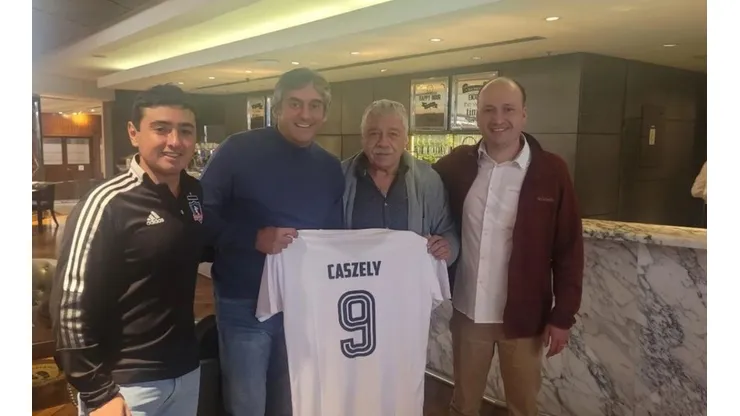 Enzo Caszely, Enzo Francescoli, Carlos Caszely y Edmundo Valladares comparten conversación de fútbol