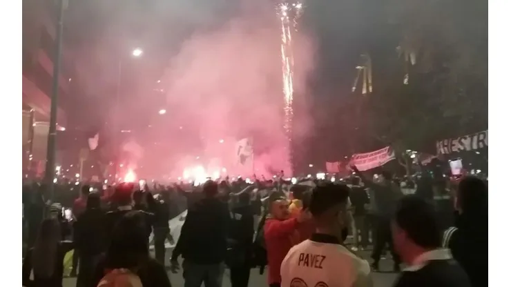 Miles de hinchas llegaron hasta el hotel de concentración de Colo Colo.
