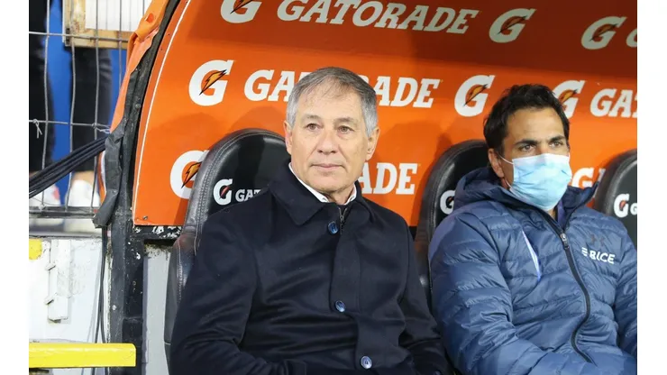 Ariel Holan no dirigirá ante Flamengo tras dar positivo por covid-19.