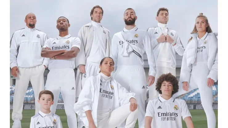 Las figuras que presentaron la nueva camiseta merengue.