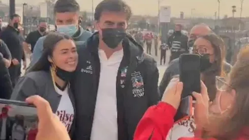 Gustavo Quinteros recibe el cariño de los hinchas de Colo Colo.