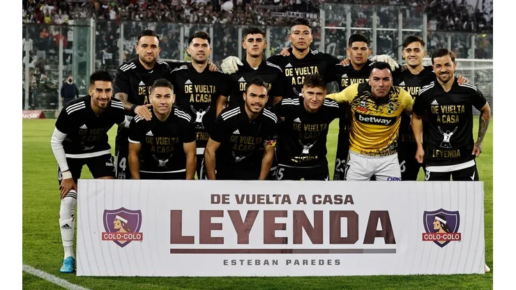 Esteban Paredes se sacó la foto con el equipo titular de Colo Colo.