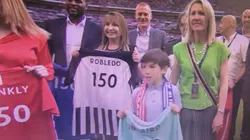 Exfutbolista de Colo Colo fue homenajeado en la final de FA Cup.
