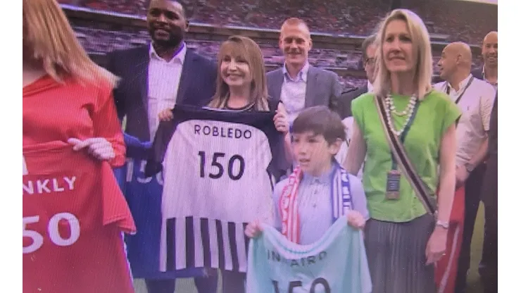 Exfutbolista de Colo Colo fue homenajeado en la final de FA Cup.