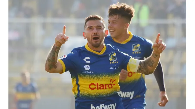 Juan Cuevas abrió la cuenta para Everton.