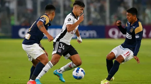 Pablo Solari eludiendo rivales en Copa Libertadores.