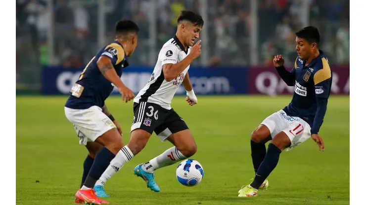 Pablo Solari eludiendo rivales en Copa Libertadores.