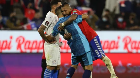 Bravo orgulloso de Vidal y Sánchez en el grito de campeón de la Copa Italia.