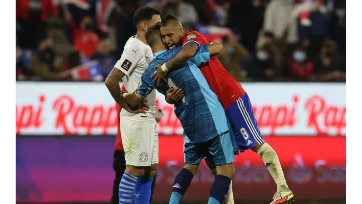 Bravo orgulloso de Vidal y Sánchez en el grito de campeón de la Copa Italia.