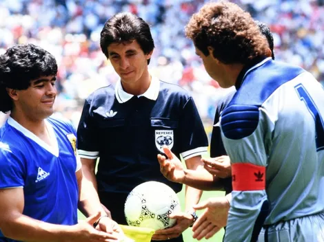 Compañero de Maradona barre el piso con el inglés Peter Shilton