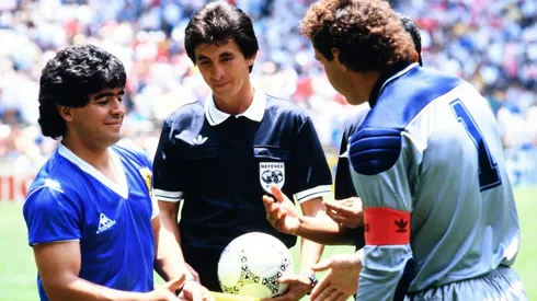 Héctor Enrique destruye a Peter Shilton por burlarse de la camiseta de Diego Maradona