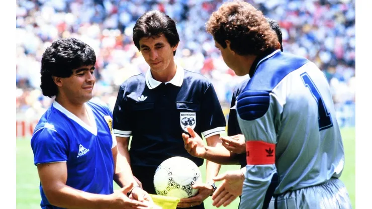 Héctor Enrique destruye a Peter Shilton por burlarse de la camiseta de Diego Maradona