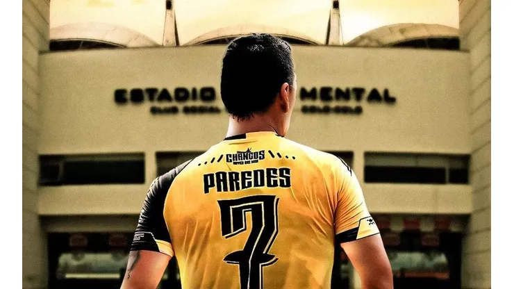 Hinchas de Colo Colo piden realización ovación a Paredes en su vuelta al Monumental.