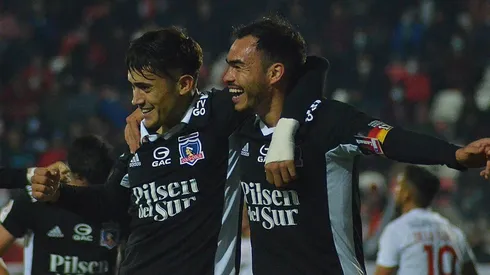 Gabriel Suazo celebrando junto a Pablo Solari el segundo gol de Colo Colo.