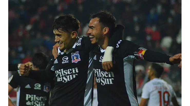 Gabriel Suazo celebrando junto a Pablo Solari el segundo gol de Colo Colo.