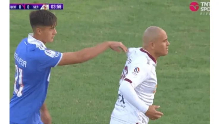 El encontrón entre Tapia y Suazo se robó las miradas del duelo