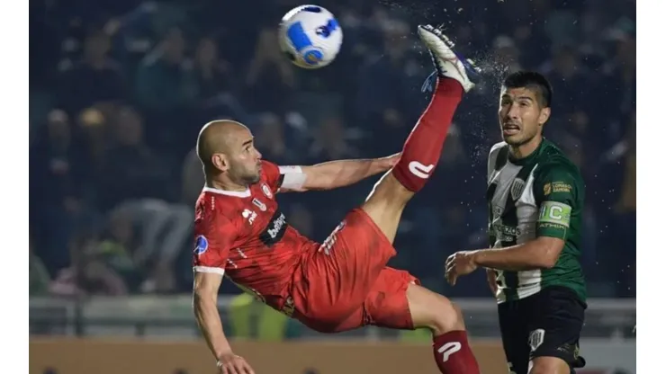 Sebastián Sáez marcó un golazo de chilena ante Banfield en Argentina