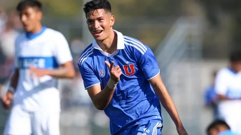Ignacio Parada festeja el tercer tanto de Universidad de Chile ante la Católica