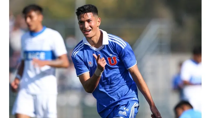 Ignacio Parada festeja el tercer tanto de Universidad de Chile ante la Católica