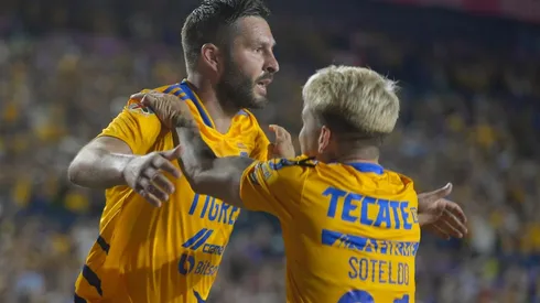 Gignac sube al columpio a exfutbolista azul por su estatura.