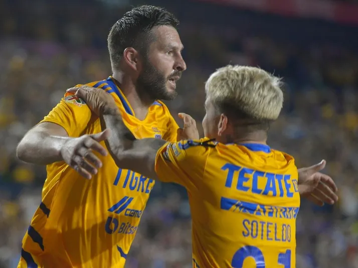 Gignac sube al columpio a exfutbolista azul por su estatura