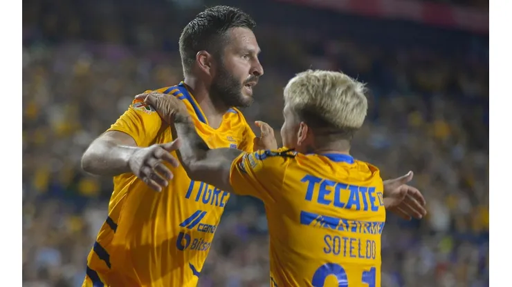 Gignac sube al columpio a exfutbolista azul por su estatura.