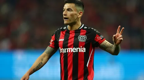 Aránguiz comanda triunfo del Leverkusen que lo acerca a clasificar a Champions.