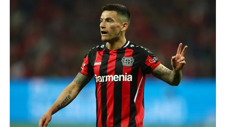 Aránguiz comanda triunfo del Leverkusen que lo acerca a clasificar a Champions.