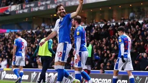 Brereton orgulloso del apoyo de chilenos en Blackburn y destaca banderas en el estadio.