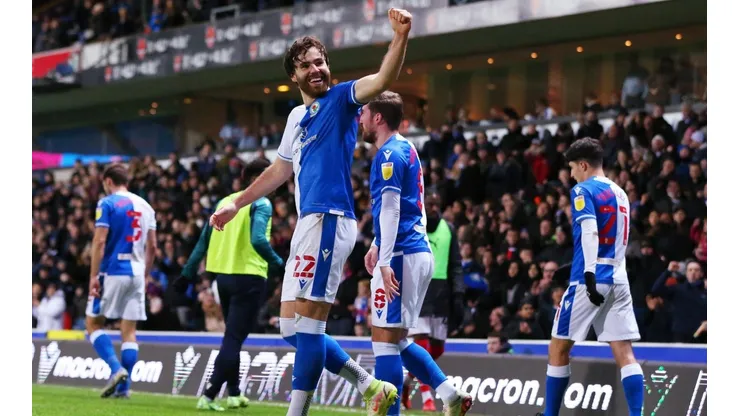 Brereton orgulloso del apoyo de chilenos en Blackburn y destaca banderas en el estadio.