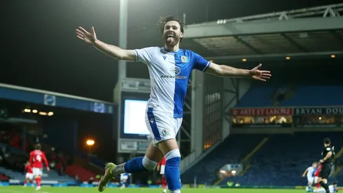 Ben Brereton mira con felicidad lo que fue su temporada 2021/2022