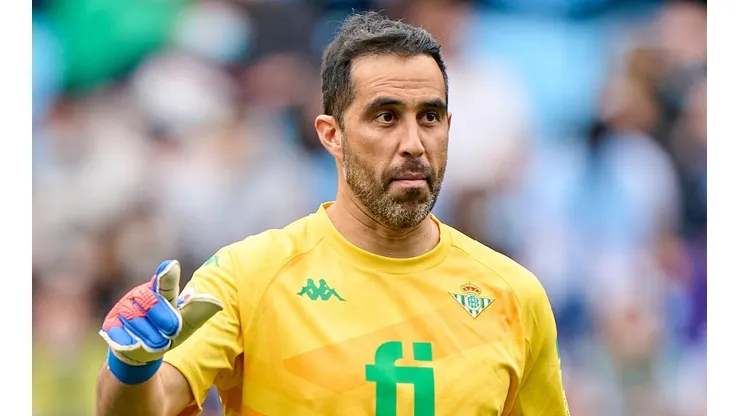 Claudio Bravo deja abierta la opción de conversar por un regreso a Colo Colo