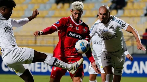 La Calera continúa como líder en Sudamericana pese a igualar con Santos.