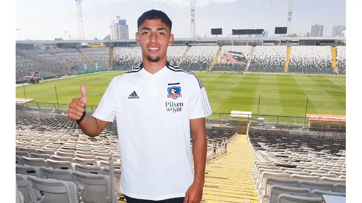 Dylan Portilla firma su primer contrato profesional con Colo Colo