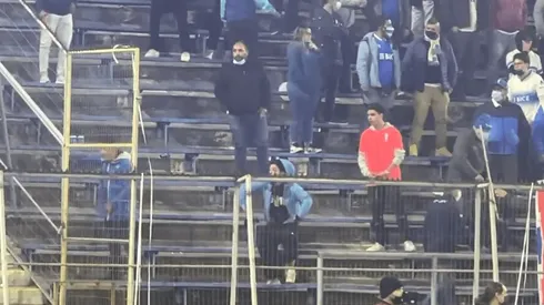 Una vergüenza: Hincha de la UC hace gestos racistas a fanáticos de Flamengo.