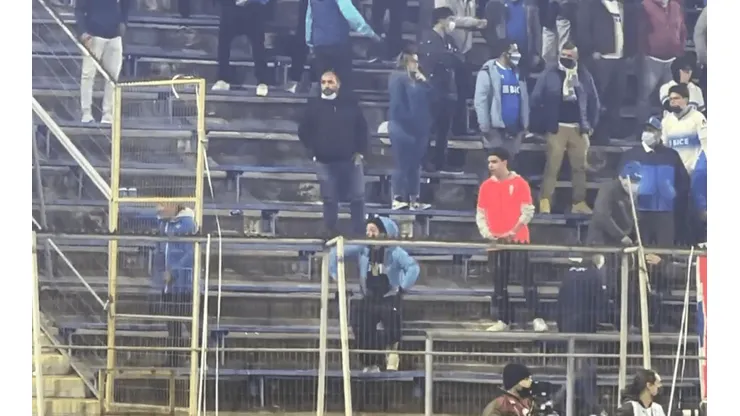 Una vergüenza: Hincha de la UC hace gestos racistas a fanáticos de Flamengo.