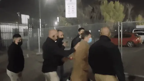 Hinchas de Colo Colo sacan a Mosa del Monumental lleno de insultos.