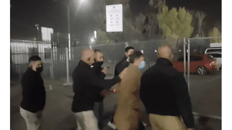Hinchas de Colo Colo sacan a Mosa del Monumental lleno de insultos.