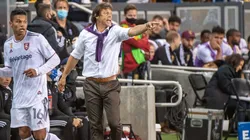 Almeyda tiene acordado para dirigir en Grecia y se complica su llegada a Chile.